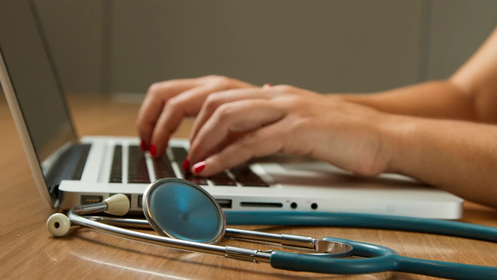 Optometrist bij de spleetlamp tijdens een uitgebreid oogonderzoek